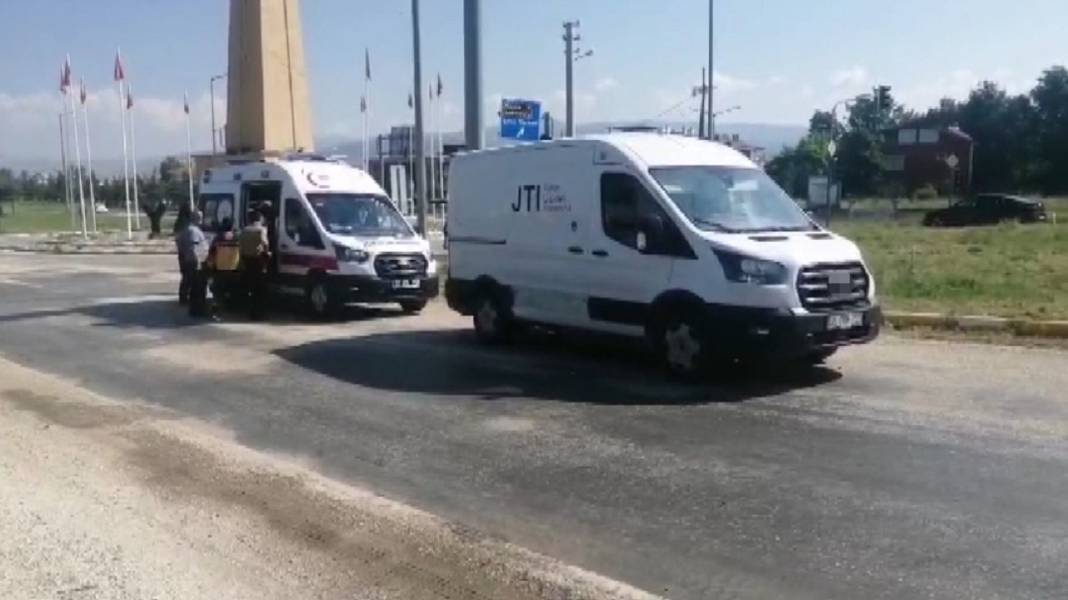 Konya yolunda kaza: Önce tabelaya sonra levhaya çarptı! 5
